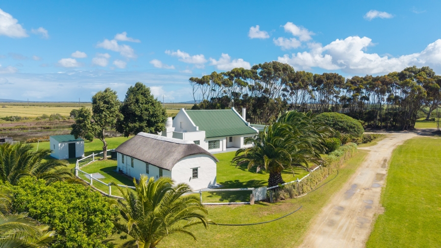To Let 4 Bedroom Property for Rent in Struisbaai Western Cape